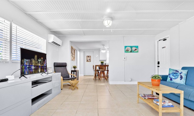 Downtown Fort Lauderdale Cabaña | 1/1, king-sized bed, kitchen, hot tub, BBQ, porch, patio. FREE wifi & parking.