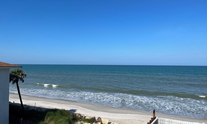 South Patrick Shores Condominio | 1/1 Ocean View Condo at Sandpiper. Watch rocket launches from the balcony!