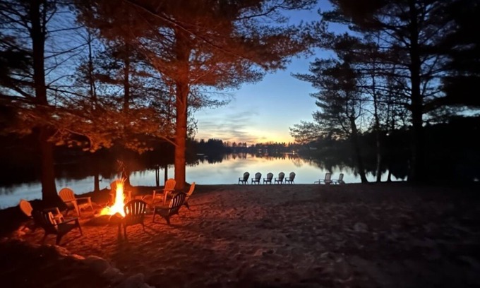 Evart Casa | 1/2 acre, 450 feet of lake frontage and a sandy beach with sunsets!