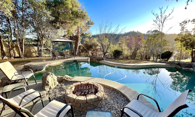 Mariposa Complejo | 1/2 Acre Yosemite Country Club Style Home! Pool / Hot tub / Sauna / Huge deck!