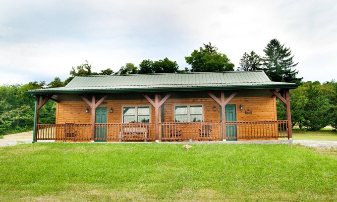 Flintstone Chalet De Esquí | 1/2 of a double cabin with one king sized bed (sleeps 2)