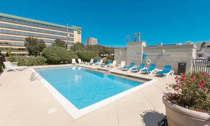 Northeast Virginia Beach Condominio | ¡BAJAS TARIFAS DE VERANO!~ 1. ¡A 5 cuadras de la playa y el paseo marítimo! 2 Hab 2 Baño