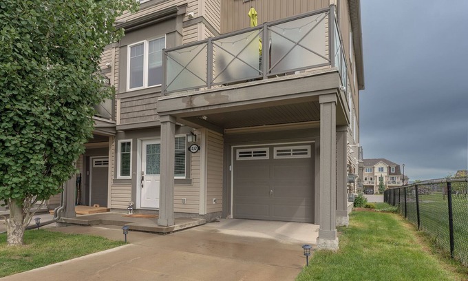 Airdrie Casa | 1.5 hrs to Banff, Cozy Townhome in Airdrie with AC