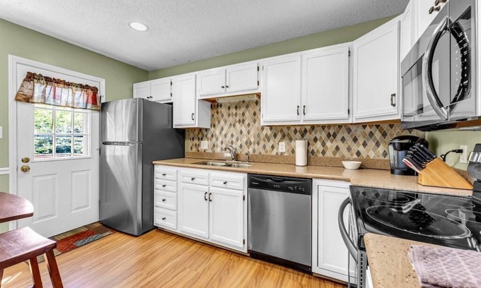 Kernersville Casa | 1.5 Miles to dwntwn, Beautiful 3bd, Huge 2 car gar