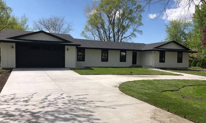 Grundy County Casa | 1 Acre newly remodeled Coal City home