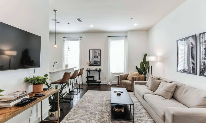West End Condominio | 1 BDR Loft Centrally Located in West End