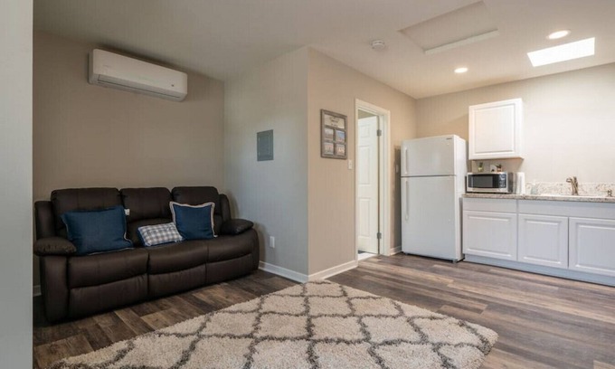 Glendora Casa | 1 BDRM Guest House. Private Entrance and Parking