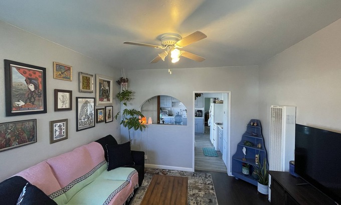 Los Angeles County Apartamento | 1 Bed 1 Bath 5 miles from Beach Washer/Dryer in unit