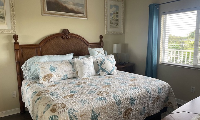St. Petersburg - Clearwater Condominio | 1 bed 1 bath condo unit with Boca Ciega Bay water front view.
