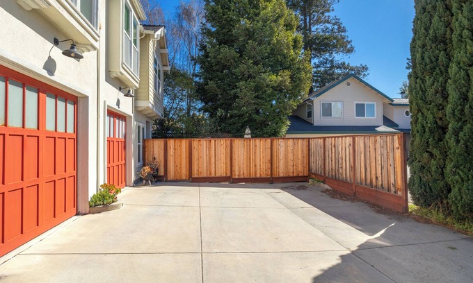 Eastside Santa Cruz Casa | 1 Bed/1 Bath plus Office - Beachy, Clean and Comfortable