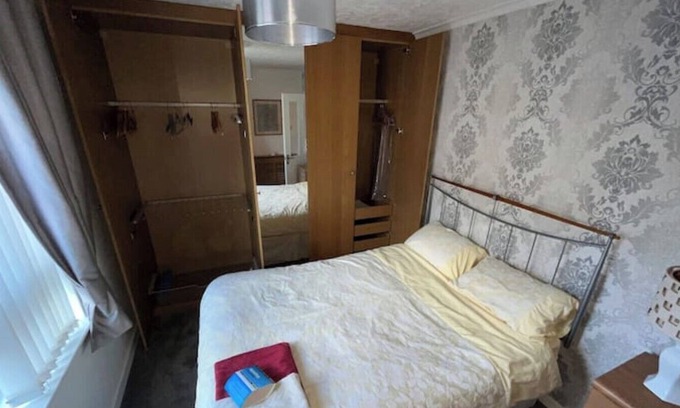 Greenock Apartamento | 1 bed Apartment in Secure and Convenient Location