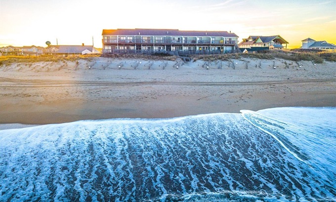 Colington Condominio | 1-Bed Condo with Stunning Ocean Views, Pool