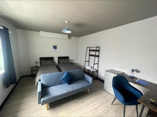 Wingate Casa | 1 Bed Flat with King or Twin Beds, Sofa Bed, Work space, Dining and SMART TV with Free Wifi Throughout!
