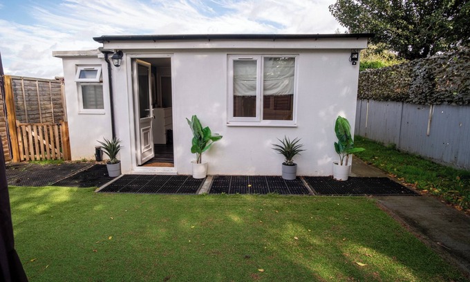 St Albans Cabina | 1 Bed-Sleeps 4-Private Garden-Free Parking