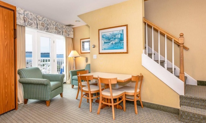 West Yarmouth Apartamento | 1 Bedroom 1.5 Bath Townhouse, Green Harbor Resort, Canoe Rentals, Sun Umbrellas