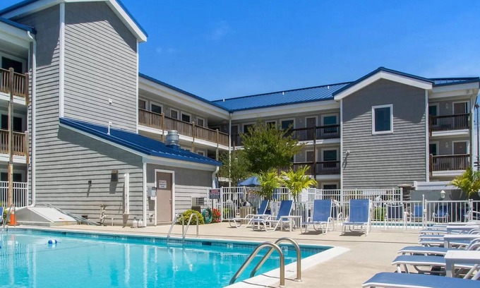 Caine Woods Condominio | 1 Bedroom/1 Bath Hidden Gem - Walk to the Beach or Relax Poolside! Sleeps 6.