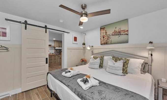 Forest Hills Casa | 1 bedroom, 1 bathroom sleeps max 4 guests with the sleeping arrangements being a king bed and futon that sleeps 2