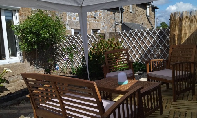 Louvigne-du-Desert Casa | 1 Bedroom (2 persons) in a quiet area. Breakfast included