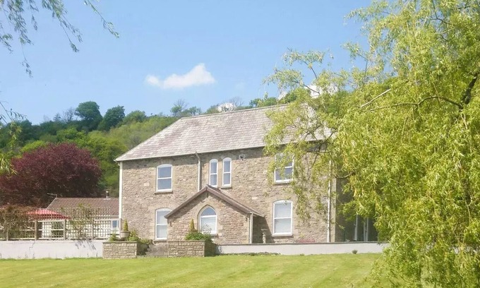 Llanfynydd Cabaña | 1 bedroom accommodation in Llanfynydd