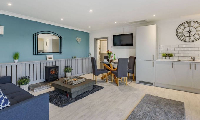 Llangynin Cabaña | 1 bedroom accommodation in Llangynin
