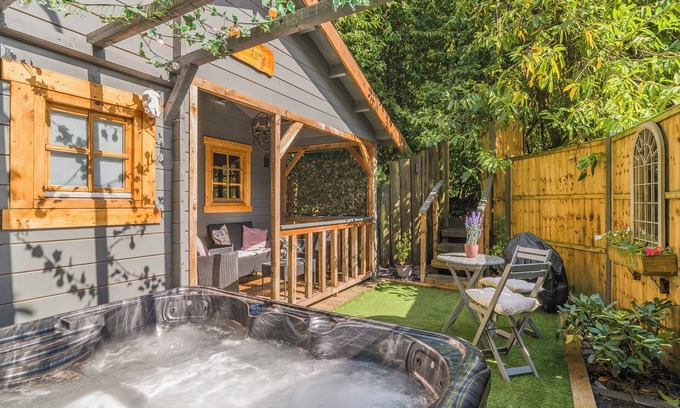 New Forest District Cabaña | 1 bedroom accommodation in Ringwood, New Forest