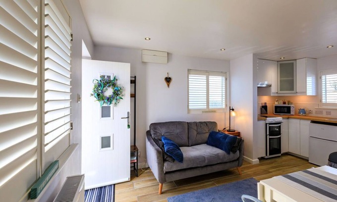 Kilgetty Apartamento | 1 Bedroom annex convenient for Saundersfoot & Tenby with parking