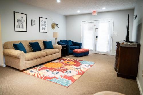 Pilot Mountain Apartamento | 1-bedroom apartment, sleeps 4, in lovely Pilot Mountain-walk to Main st! Unit 2