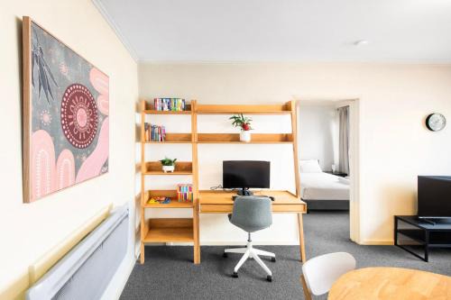 East Melbourne Apartamento | 1-Bedroom Apartment with Complete Desk Setup