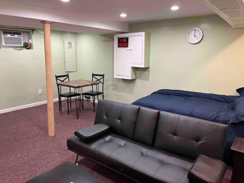 Bellerose Terrace Apartamento | 1 Bedroom Basement, NEWLY Renovated
