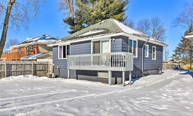 Lindstrom Casa | 1-Bedroom Beach House on Snowmobile Trail!