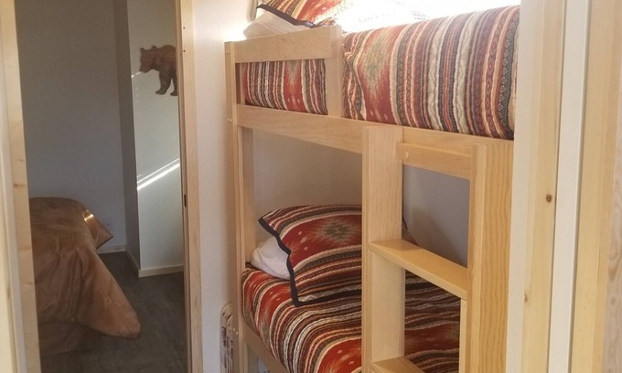 Mammoth Lakes Cabina | Disfrute de la elegancia rústica de la montaña en un rancho a las afueras de la ciudad en Mammoth Lakes