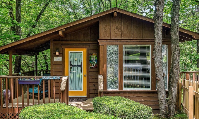 Eureka Springs Historic District Cabina | 1 Bedroom Cabin In The Woods, Covered Porch, Jacuzzi, Kitchen & Hot Tub!