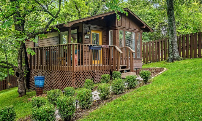 Eureka Springs Historic District Cabina | 1 Bedroom Cabin In The Woods, Covered Porch, Jacuzzi, Kitchen & Hot Tub.