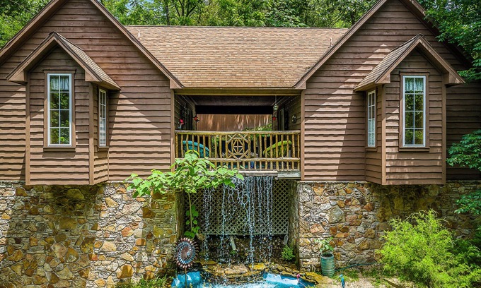 Eureka Springs Cabina | 1 Bedroom Cabin In The Woods, Covered Porch, Jacuzzi, Kitchenette and Hot Tub.