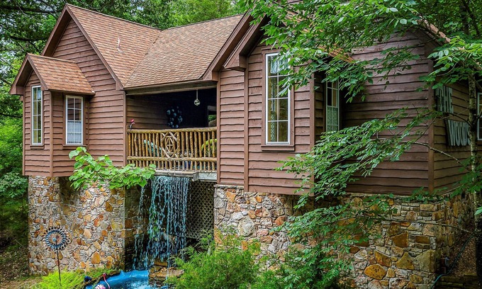 Eureka Springs Historic District Cabina | 1 Bedroom Cabin In The Woods, Covered Porch, Jacuzzi, Kitchenette and Hot Tub.