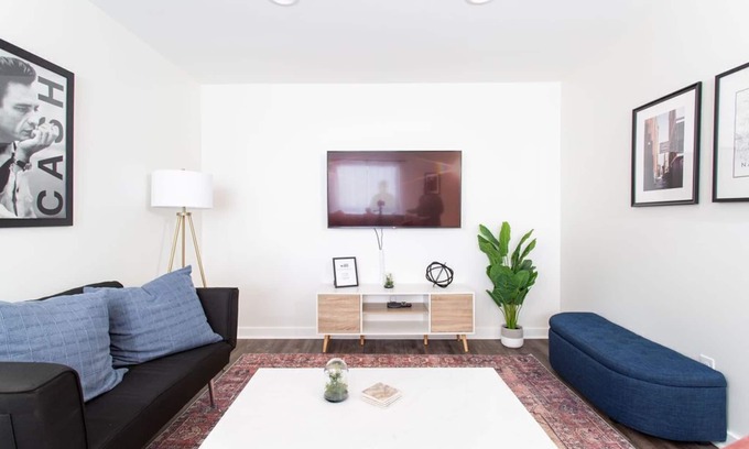 North Capitol Condominio | 1-bedroom condo just a mile from Broadway with outdoor pool