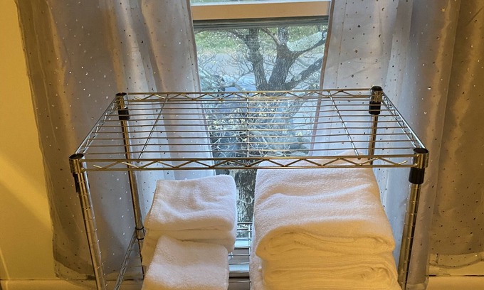 Jefferson City Cabaña | 1 bedroom cozy cottage loft with free parking on premises