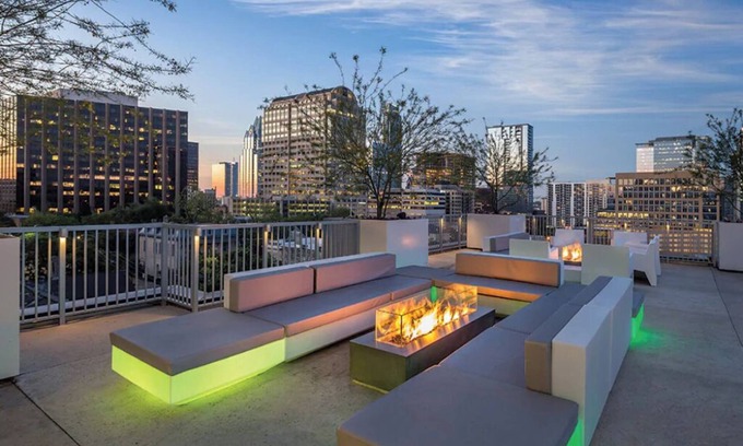 Civic District Condominio | 1 Bedroom Deluxe Condo w/ Kitchen in Austin!! Sleeps 4!!