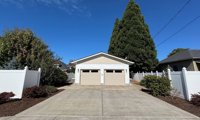 Albany Apartamento | 1-Bedroom Duplex with Private Garage - Extended Stay Rental in Albany