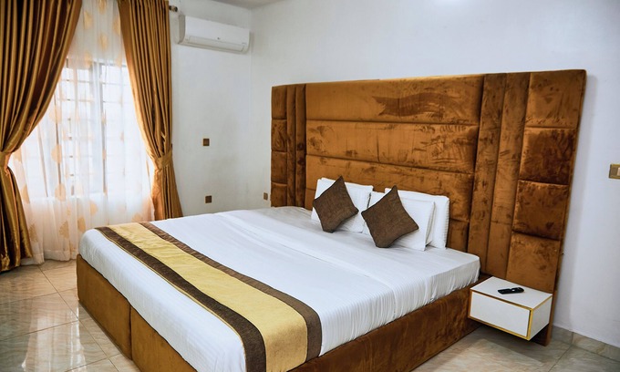 Ofin Casa | 1-Bedroom Flat - Sleeps 3 - Pool - Spa - Parking