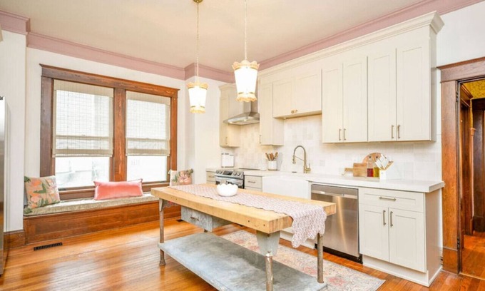 Burlington Apartamento | 1 Bedroom Full Apartment | Unique, Uplifting & Serene