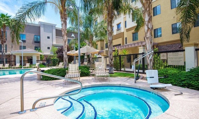 Glendale Sports and Entertainment District Condominio | 1 Bedroom | Heated Outdoor Pool + Free Breakfast