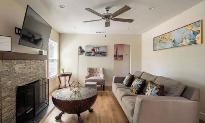 Edgewood Park Apartamento | 1 Bedroom Home with Home Office