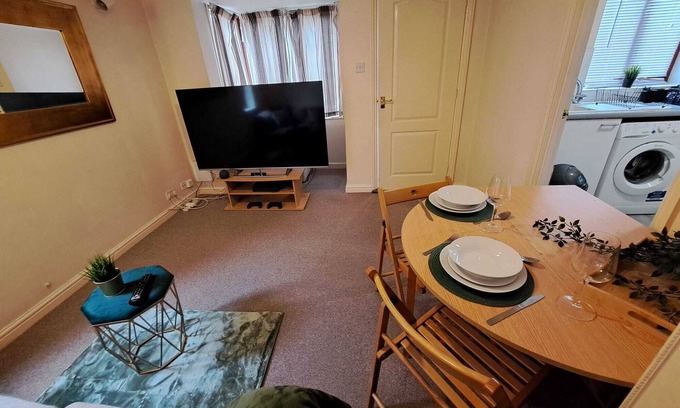 Walton Casa | 1 Bedroom House Close to M1, Tesco, Pub