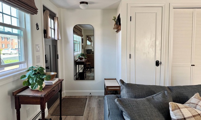 South Glastonbury Apartamento | 1 Bedroom in Historic Glastonbury Center off Main St!