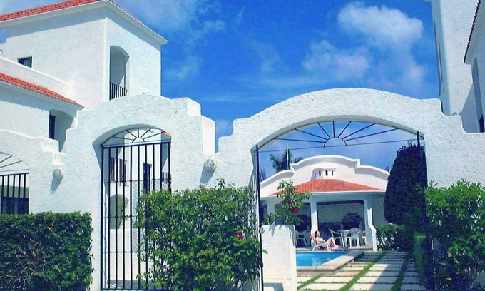 Colonia Adolfo Lopez Mateos Condominio | 1-bedroom Condo Vacation Rental. Clean and Safe. High Speed WiFi