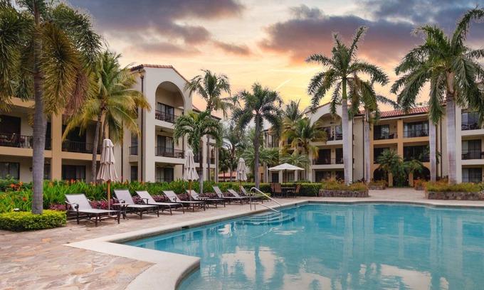 Coco Condominio | 1-Bedroom Near Pool S
