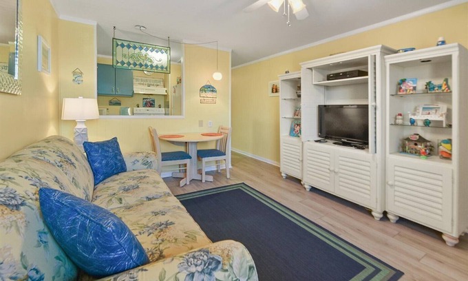 Caine Woods Cabina | 1 Bedroom Orleans Court Condo with Outdoor Pool!
