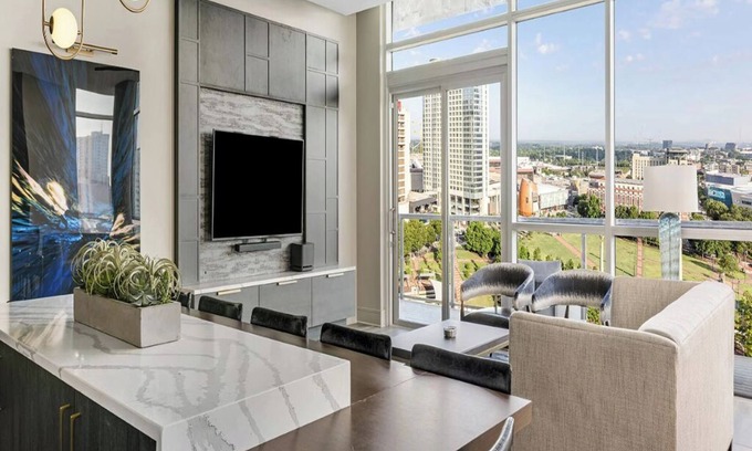 Downtown Atlanta Condominio | 1 Bedroom Presidential Condo overlooking Centennial Park, Margaritaville Atlanta