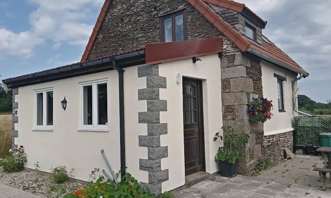 Cuves Casa | 1 bedroom Secluded Normandy countryside cottage